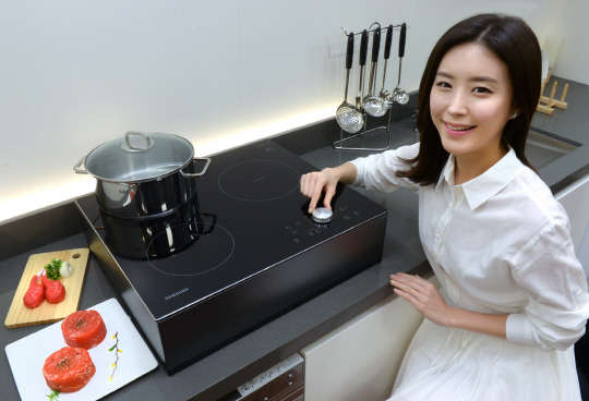 삼성전자는 인덕션 방식 화구 1개와 라디언트 방식 화구 2개를 탑재한 전기레인지 하이브리드 신제품을 17일 출시한다고 밝혔다. 조작부는 다이얼 방식을 적용해 섬세한 온도 조절이 가능하고, 별도 판매하는 외관 케이스를 이용하면 빌트인 구조 내 가스레인지 자리에 설치할 수도 있다. <삼성전자 제공>